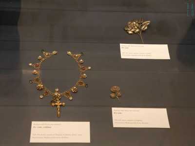 Molti di questi presentano forme floreali, come una collana decorata con piccole roselline
